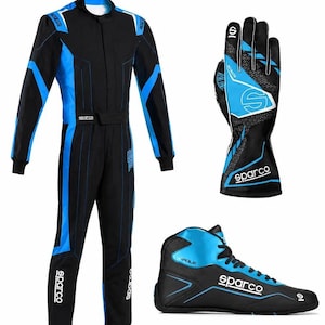 Pode incluir: Um fato de corrida preto e azul, uma luva de corrida e um sapato de corrida de cano alto. O fato apresenta o logótipo Sparco na cintura e na perna. A luva tem um padrão geométrico e o logótipo Sparco. O sapato é preto e azul com o logótipo Sparco.