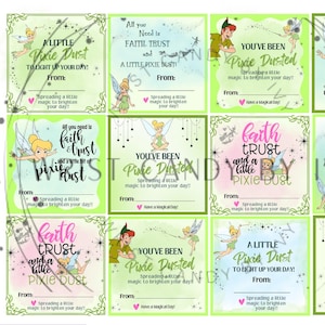 以下が含まれることがあります： 妖精をテーマにした正方形のカードのコレクション。各カードには、妖精、ピーターパンのイラスト、そして「Pixie Dust」と「Faith, Trust, and a Little Pixie Dust」というテキストが描かれています。カードの色は緑、ピンク、青です。