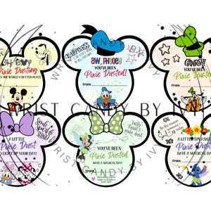 Könnte beinhalten: Weißer Keramikbecher mit schwarzem Henkel und dem Text "But First, Coffee" in schwarzer Schrift. Der Becher steht vor einem verschwommenen Hintergrund, der eine gemütliche Atmosphäre andeutet.