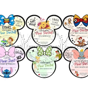 Pode incluir: Seis etiquetas de presente em forma de Mickey Mouse com temas de personagens da Disney. Cada etiqueta apresenta um laço, arte de personagens e texto como "Pixie Dusted". Perfeito para lembrancinhas ou presentes.