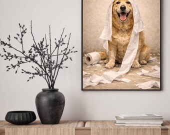 Könnte beinhalten: Gerahmter Druck eines Golden Retrievers mit Toilettenpapier auf dem Kopf und verstreut. Der Hund lächelt. Der Hintergrund ist ein neutrales Beige.