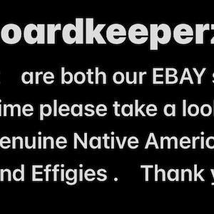 Puede incluir: Texto blanco sobre fondo negro: "Kardboardkeeperz" y "kapnkardz son nuestras dos tiendas EBAY, si tiene tiempo, eche un vistazo en EBAY para obtener más artefactos y efigies nativos americanos genuinos. Gracias."