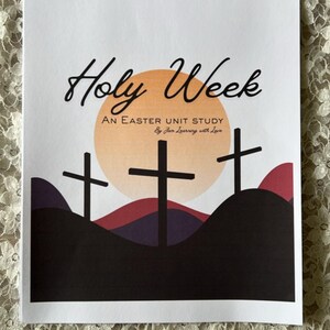 Op de afbeelding: Een wit papieren document met de titel Holy Week An Easter Unit Study By Jam Learning with Love. De afbeelding toont een grote oranje zon achter drie zwarte kruisen tegen gestileerde donkere heuvels in paars en donkerrood.