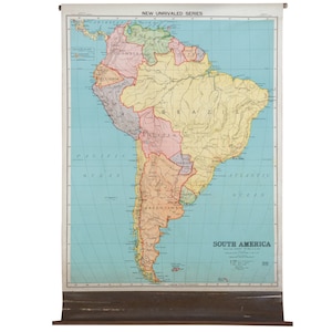 Könnte beinhalten: Eine Vintage-Karte von Südamerika mit blauem Hintergrund und farbigen Grenzen, die jedes Land umreißen. Die Karte trägt den Titel "Südamerika" und ist Teil der "New Unrivaled Series".