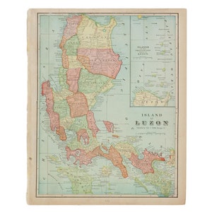 Può includere: Una mappa vintage di Luzon, un'isola delle Filippine, che mostra le province e i loro confini. La mappa è stampata su uno sfondo blu chiaro con colori verde, giallo e rosso per distinguere le province. La mappa è intitolata "Isola di Luzon" e include una chiave per le province.