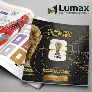 Puede incluir: Un álbum de cromos Panini FIFA 2026 con una portada de colección extra que muestra un trofeo dorado sobre fondo negro. Las páginas abiertas muestran el perfil del jugador Erling Haaland con varias fotos de acción y una firma.
