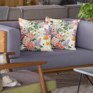Cojín cuadrado de poliéster hilado con estampado floral de amapolas, peonías y lilas. Cojín decorativo botánico para decoración rústica, hogar y exteriores.