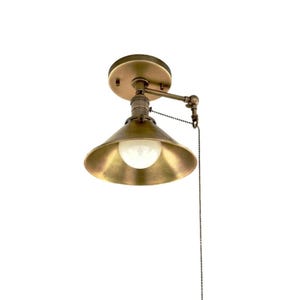 Op de afbeelding: Een messing wandlamp in vintage stijl. De lamp heeft een conische kap, een verstelbare arm en een trekketting. De gloeilamp is zichtbaar in de kap. Ontworpen voor wand- of plafondmontage.