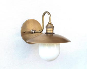 Handgefertigte Wandleuchte aus massivem Messing — mit mundgeblasenem Glasschirm
