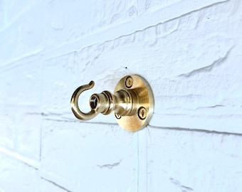 Gancho de pared minimalista de latón — Accesorios de baño