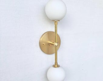 Bathroom vanity lamp - wall-mounted brass double-headed wall lamp - with spherical glass lampshade.