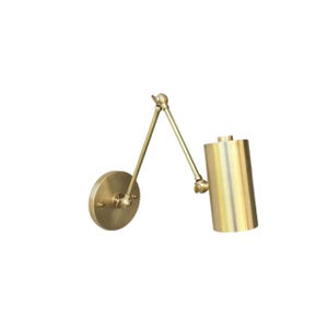 Messing-Wandlampe im modernen Stil - mit einem zylindrischen Messingschirm.