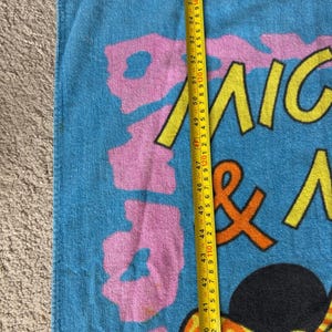 Ręcznik plażowy Myszka Miki i Myszka Minnie z lat 80. w stylu retro, z motywem kurortu kąpielowego zdjęcie 6
