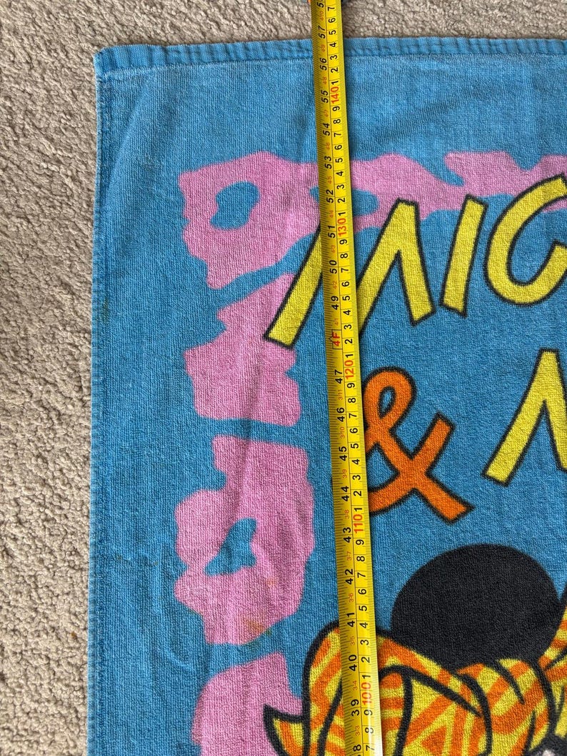 Ręcznik plażowy Myszka Miki i Myszka Minnie z lat 80. w stylu retro, z motywem kurortu kąpielowego zdjęcie 6