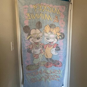 Ręcznik plażowy Myszka Miki i Myszka Minnie z lat 80. w stylu retro, z motywem kurortu kąpielowego zdjęcie 2