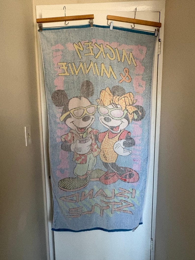 Ręcznik plażowy Myszka Miki i Myszka Minnie z lat 80. w stylu retro, z motywem kurortu kąpielowego zdjęcie 2