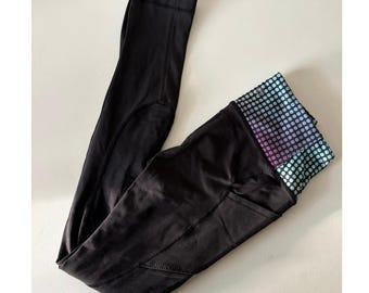 Leggings negros Lululemon con estampado de lunares azules en la cintura, ideales para yoga, pilates y estilo deportivo.