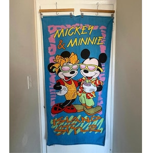 Ręcznik plażowy Myszka Miki i Myszka Minnie z lat 80. w stylu retro, z motywem kurortu kąpielowego zdjęcie 1