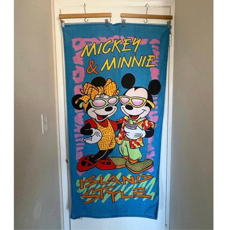 Ręcznik plażowy Myszka Miki i Myszka Minnie z lat 80. w stylu retro, z motywem kurortu kąpielowego zdjęcie 1