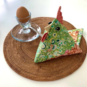 Chicken Sewing Pattern, from log cabin quilt blocks to stunning patchwork stuffed hen, 3D prism shape fabric bird, PDF craft tutorial, kitchen decor, breakfast table decor, Easter decor