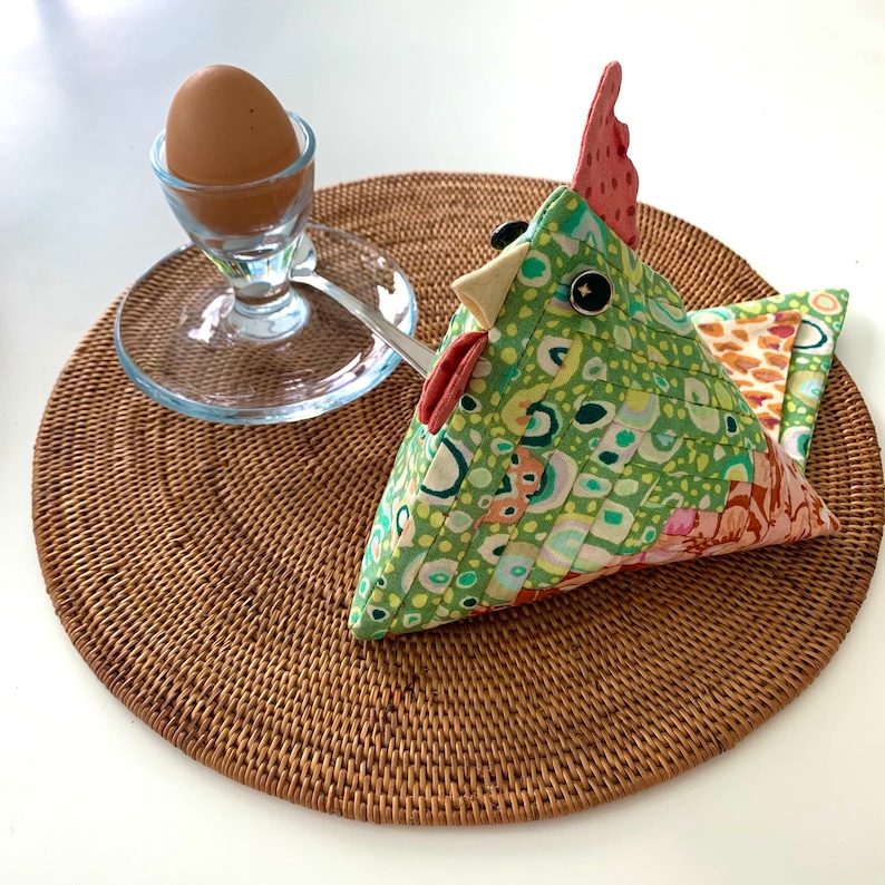 Chicken Sewing Pattern, from log cabin quilt blocks to stunning patchwork stuffed hen, 3D prism shape fabric bird, PDF craft tutorial, kitchen decor, breakfast table decor, Easter decor