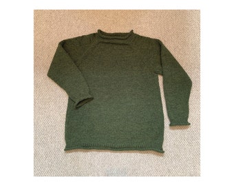 Top Down Sweater Strickmuster, Damen einfache Größe, klassischer Pullover mit Rundhalsausschnitt, Probe gestrickt in grünem DK-Garn, PDF Anleitung