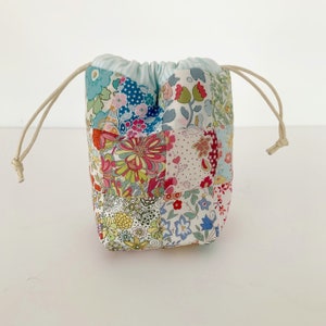 Drawstring Patchwork Bag Pattern, easy sewing tutorial for small modern pouch design, beginner friendly PDF instructions download by Tikki