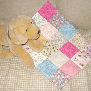 Modello completo per cucire una trapunta per principianti: realizza una piccola coperta patchwork per il letto di una bambola o una tovaglietta.