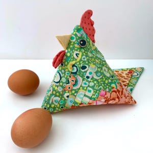 Nähvorlage für ein Hühner-Patchwork: Anleitung für einen 3D-Stoffpyramidenvogel (PDF)