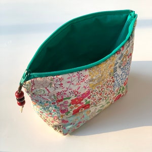 Patchwork Zip Pouch Sewing Pattern, 7 by 4 inch cute quilt bag for make-up cosmetics or bits & bobs, easy tutorial, beginner friendly PDF