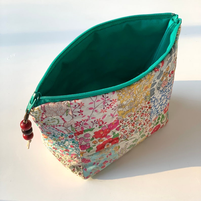 Patchwork Zip Pouch Sewing Pattern, 7 by 4 inch cute quilt bag for make-up cosmetics or bits & bobs, easy tutorial, beginner friendly PDF