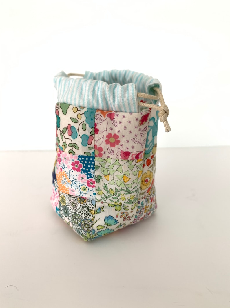 Drawstring Patchwork Bag Pattern, easy sewing tutorial for small modern pouch design, beginner friendly PDF instructions download by Tikki