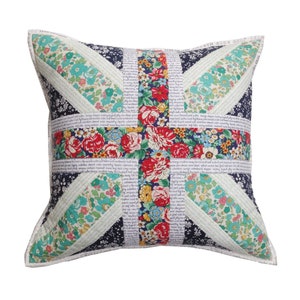 Peut inclure: Un coussin carré avec un motif Union Jack. Le coussin est fait de tissu avec un motif floral dans les tons de rouge, bleu et blanc. Le tissu est cousu ensemble dans un style patchwork, créant un design unique et accrocheur.