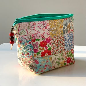 Easy Pouch Patchwork Quilt Sewing Pattern, cute quilt fabric zipper bag for multiple uses, beginner friendly PDF tutorial, instant download