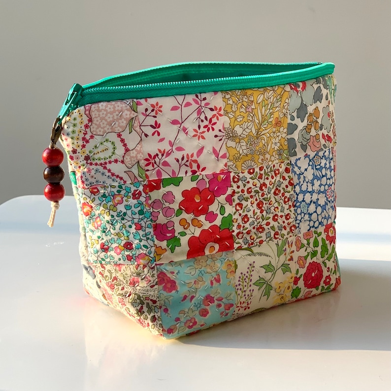 Easy Pouch Patchwork Quilt Sewing Pattern, cute quilt fabric zipper bag for multiple uses, beginner friendly PDF tutorial, instant download