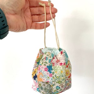 Drawstring Patchwork Bag Pattern, easy sewing tutorial for small modern pouch design, beginner friendly PDF instructions download by Tikki