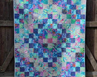 Patrón de edredón Viaje alrededor del mundo, tutorial de costura de patchwork, edredón tamaño tiro 52” x 66”, hecho en telas azules Kaffe Fassett, descarga en PDF