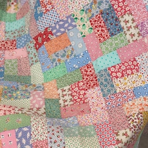 Fun Quilt Pattern, baby cot size quilt design, easy beginner patchwork block, 3 size options, PDF sewing pattern, great for 1930s fabrics