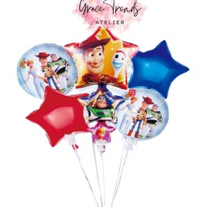 K&ouml;nnte beinhalten: Ein Strau&szlig; Luftballons zum Thema Toy Story. Die Anordnung umfasst sternf&ouml;rmige und runde Ballons mit Figuren wie Woody und Buzz Lightyear. Die Ballons sind rot, blau und gelb, mit wei&szlig;en Schn&uuml;ren.