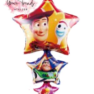 K&ouml;nnte beinhalten: Ein Cluster sternf&ouml;rmiger Ballons mit Figuren aus dem Film Toy Story. Der oberste Ballon zeigt Woody und Forky, der mittlere Buzz Lightyear und der untere Bo Peep. Die Ballons sind in Rot, Gelb, Blau, Gr&uuml;n und Rosa gehalten.