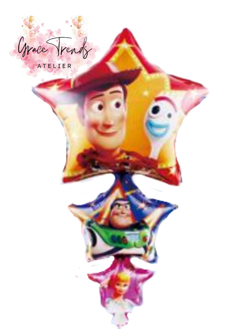 K&ouml;nnte beinhalten: Ein Cluster sternf&ouml;rmiger Ballons mit Figuren aus dem Film Toy Story. Der oberste Ballon zeigt Woody und Forky, der mittlere Buzz Lightyear und der untere Bo Peep. Die Ballons sind in Rot, Gelb, Blau, Gr&uuml;n und Rosa gehalten.