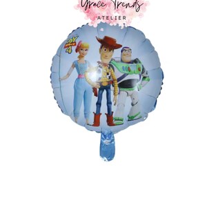 K&ouml;nnte beinhalten: Hellblauer Folienballon mit Figuren aus Toy Story 4: Bo Peep, Woody und Buzz Lightyear. Der Ballon hat eine runde Form mit blauem Rand und einem blauen Band unten. Der Text "Toy Story 4" ist sichtbar.