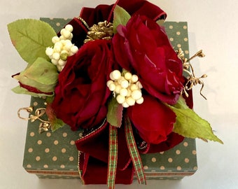 Christmas Gift Box Red Roses Green Plaid Traditional