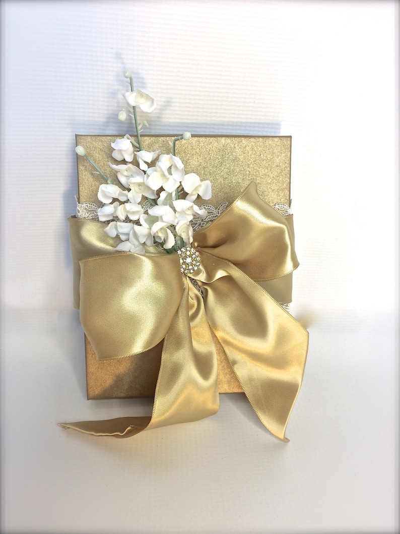 Caja de regalo de encaje dorado hecha a mano: recuerdo de boda shabby chic (12,7 x 18,8 x 2,5 cm) imagen 1