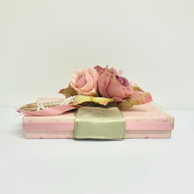 Presentask med blush-rosor: Handgjord bröllopsgåva, smyckesask (7x5x1) bild 3
