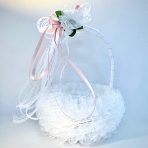 Weißer Rüschen-Blumenmädchen-Korb: Rosa Band u. Rhinestone-Akzent