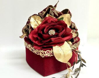 Caja de regalo de terciopelo rojo y dorado con forma de corazón, hecha a mano: caja con flores plateadas y blancas preenvueltas