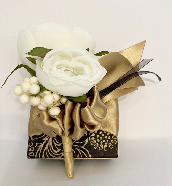 White Flower with Gold Leaves | Gift Wrap White Flower with Gold Leaves | Gift Wrap