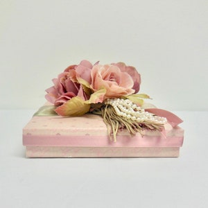 Presentask med blush-rosor: Handgjord bröllopsgåva, smyckesask (7x5x1) bild 4