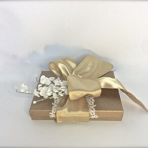 Caja de regalo de encaje dorado hecha a mano: recuerdo de boda shabby chic (12,7 x 18,8 x 2,5 cm) imagen 2